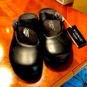 NEW Vionic shoes!  Size 8